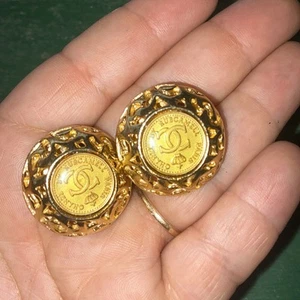 Vintage Rubcamell By Chanel Paris CC Clip On Earring - Picture 1 of 9