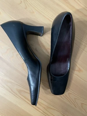 Guess Black Leather Pumps Women's Chunky Heel Size 8 Square Toe Goth Casual - Image 1 of 4