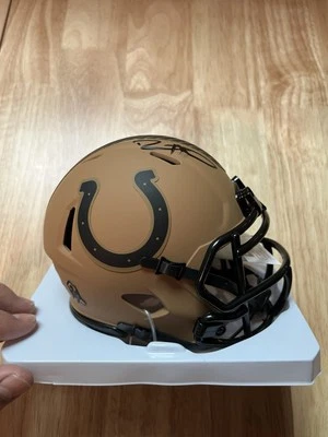 Mini casco de fútbol americano firmado por Robert Mathis Indianapolis Colts Salute to Service 2023 Foto 1 de 4