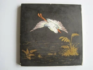 ANTIKE MATTSCHWARZE/VERGOLDETE FLIESE - JAPANISCHER KRANICH - SHERWIN & BAUMWOLLE UM 1880 #2 - Bild 1 von 5