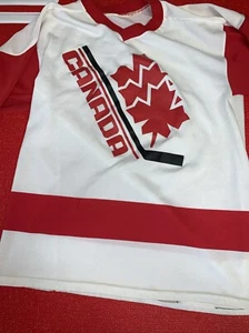 Camiseta deportiva de hockey Cooper Canada de colección manga larga cuello en V para niños talla grande usada - Imagen 1 de 6