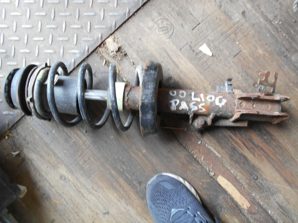 00-05 saturn l series l100 l200  lw1 lw2 front strut witth coil spring passenger Foto 1 de 1