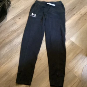 Under Armour Athletic Pants Youth XL Black Straight Leg Pockets Logo Stretch - Picture 1 of 3