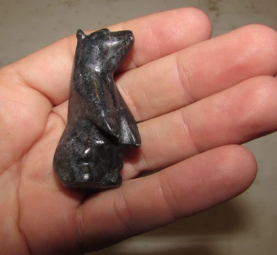 Estatuilla fetiche oso tallada en piedra Zuni vintage de 1970 firmada Connor Foto 1 de 4