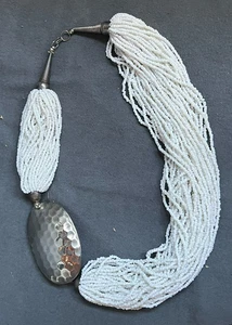 Vintage mehrstufige ethnische weiße Perlen HALSKETTE mit gehämmertem Metallakzent - Bild 1 von 7