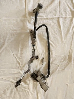 Honda XR250R 1996-2004 Pedal de freno trasero cilindro maestro pinza completa taza de aceite Foto 1 de 4