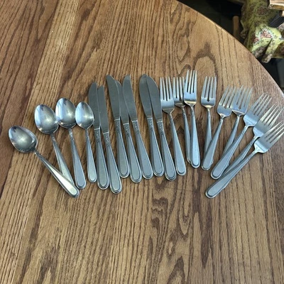 Juego de cubiertos vintage de acero inoxidable WM Roger de 20 piezas con cuentas florales Foto 1 de 4