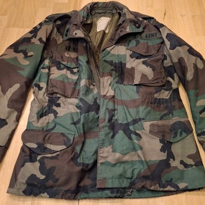 De colección Ejército de Estados Unidos Sargent Pins Clima Frío Bosque Camuflaje Chaqueta Forro Talla Med Foto 1 de 4