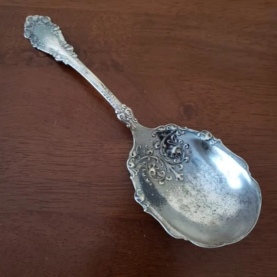 1847 Rogers Bros A1 декоративная посеребренная ягодная сервировочная ложка с завитком цветочный дизайн - Изображение 1 из 4