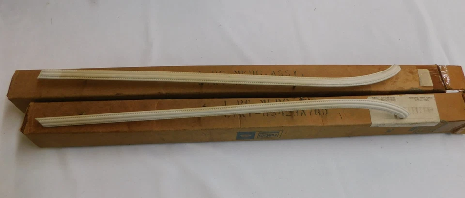 Пара виниловых молдингов для верхней части основания Ford 1967 1968 Mercury Cougar новые из старых запасов от оригинального производителя - Изображение 1 из 4