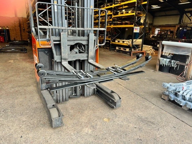 MERCEDES SPRINTER / VW CRAFTER 3+1 LEAF SPRINGS (PAIR) + U BOLTS 2007-18 (W906) - Image 1 of 1