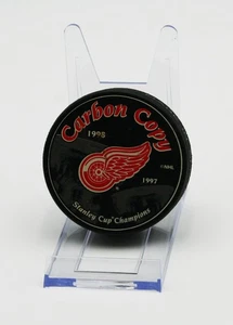 NHL Detroit Red Wings 1997 - 1998 Champions Carbon Copy Hockey Puck Inglasco - Bild 1 von 3