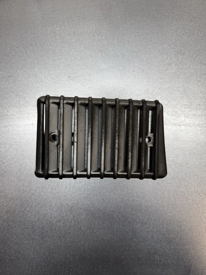 Left Side 79-83 Toyota Pickup B Pillar Vent Trim Foto 1 de 2