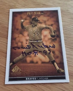 Tarjeta de béisbol firmada por Phil Niekro 2002 Upper Deck Legendary Cuts de los Bravos con HOF '97 - Imagen 1 de 2