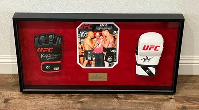 Guantes UFC firmados por Randy Couture & Brock Lesnar en caja de sombra personalizada JSA y BAS Foto 1 de 4