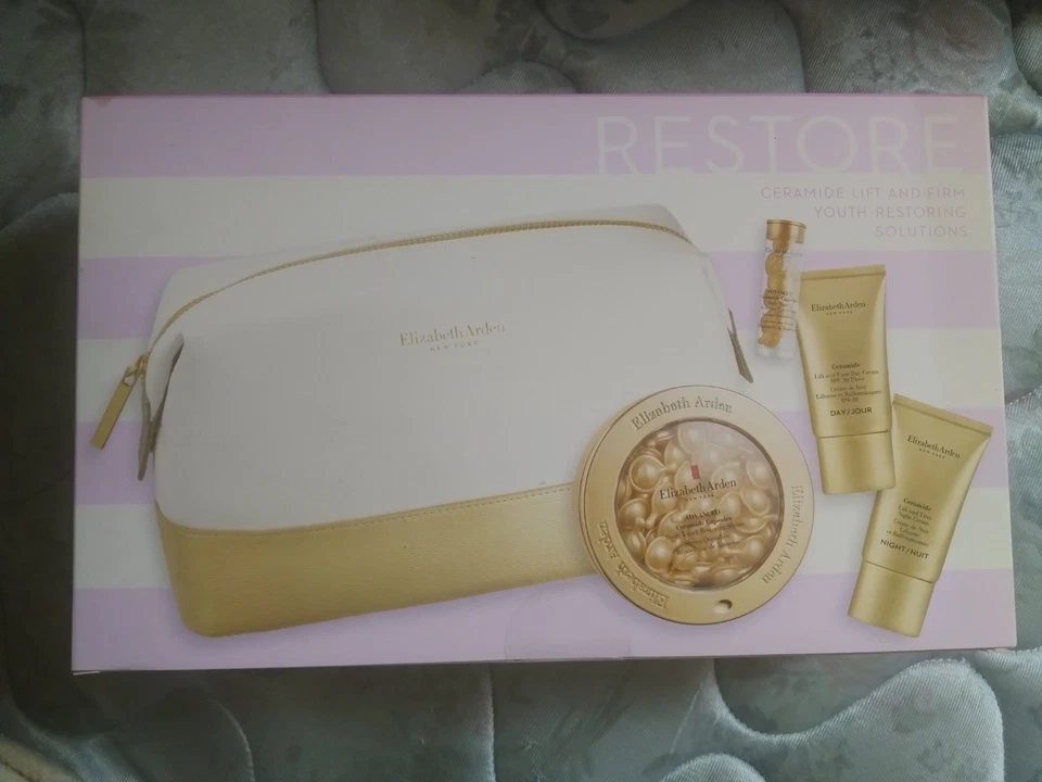 Elizabeth Arden nuevo set de regalo. Cápsulas de ceramida x 2, bolsa, crema de día y de noche.  Foto 1 de 1