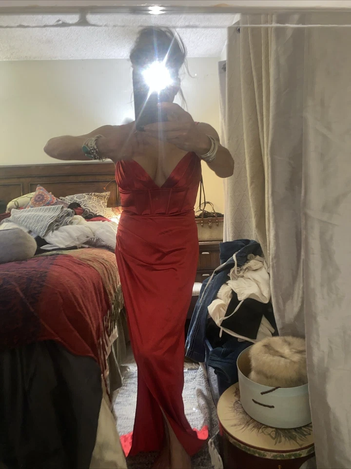 Vestido de noche rojo satinado  Foto 1 de 4