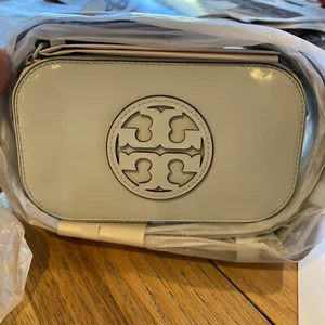 Borsa a tracolla nuova con etichette Tory Burch Mini Miller Monchromatic in pelle verniciata blu ghiaccio - Foto 1 di 14