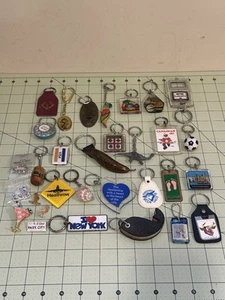 Lote de prendedores y llaveros vintage - Imagen 1 de 11