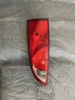 Luz trasera izquierda del lado del conductor Ford Focus 2000-2007 hatchback YS4X-13405-K OEM Foto 1 de 4