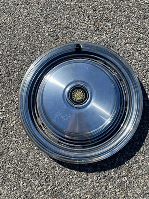 Pontiac Grandville Grand Safari 1973 1974 de una fábrica tapacubos cubierta de rueda de 15 pulgadas Foto 1 de 4