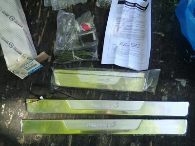 ORIGINAL 2009-2013 MAZDA 6 LED PLACA DE ARRANHÃO DE SOLEIRA DE PORTA ILUMINADA FABRICANTE DE EQUIPAMENTO ORIGINAL GS3L-V1-370 - Imagem 1 de 4