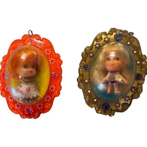 Vintage 66' Liddle Kiddles Glücksmedaillon kleine Puppe lila Rahmen Charm & 1 andere - Bild 1 von 14