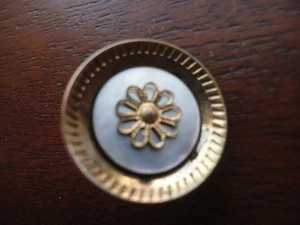 Mother of Pearl Gold Tone Floral Button 7/8"w Vintage - Picture 1 of 4