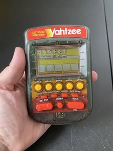 Milton Bradley Vintage 1995 Yahtzee portátil probado funciona transparente - Imagen 1 de 9