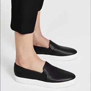 Vince Größe 8 M Blair Slip-On Sneaker schwarz perforiertes Leder Sneaker 195 $ Damen - Bild 1 von 10