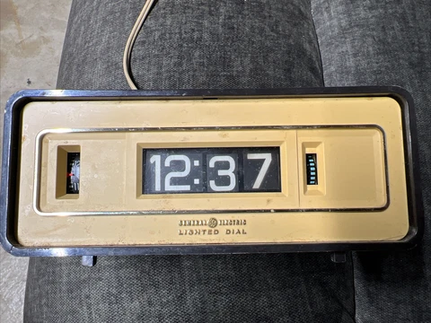 GE Model 8127-3A Alarm Clock Lighted Dial Flipping Numbers WorkinG-NO LIGHT Cover
