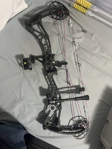 Bowtech Revolt Compound Bow Black Right-Hand 26-31” 60 lbs - Picture 1 of 3