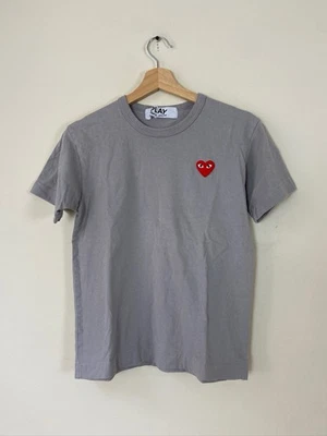 Camiseta Comme des Garçon CDG Pequeña Corazón Rojo Ojos Bordada Arte Gris - S Foto 1 de 4