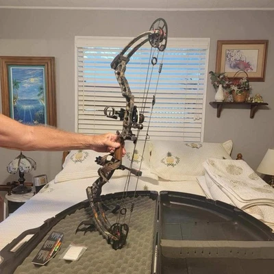 Mathews McPherson Series Monster Compound Bow 29" 70LB RH Nice - Image 1 of 4