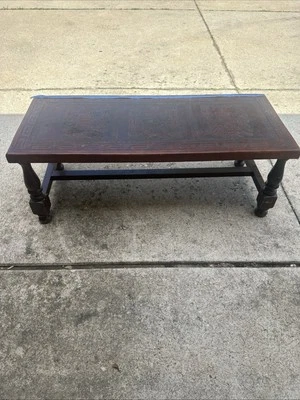 Mesa de centro peruana vintage de mediados de siglo con tapa de cuero tostada a mano Foto 1 de 4