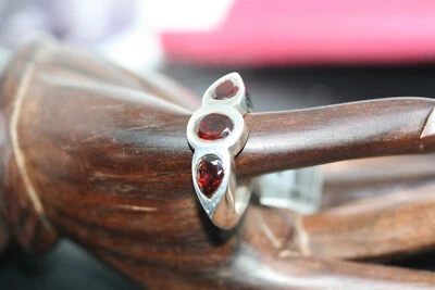 Anillo para mujer de diseño moderno de plata de ley 925 de 2,4 quilates granate de tres piedras talla 7 Foto 1 de 4