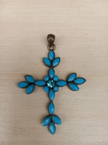 Beau pendentif croix en métal blanc et pierres bleues 5 cm X 7 cm - Foto 1 di 2
