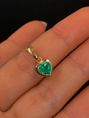 Ожерелье с подвеской в виде солитера из натурального изумруда огранки сердце 1 карат желтое золото 10 карат - Изображение 1 из 4