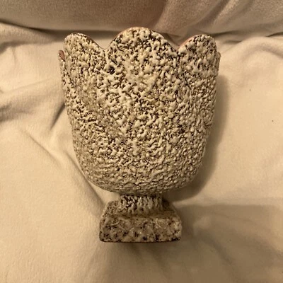 Jarrón texturizado de cerámica artística vintage blanco sobre confeti marrón hecho en Italia rosa Foto 1 de 4