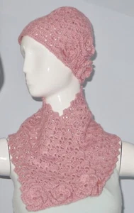 Nuevo Hecho a Mano Crochet Rosa Suave Acrílico Encaje Cuello Calentador Bufanda y Sombrero Set - Imagen 1 de 7