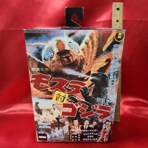 NECA Toys - Auténtico - Juego de caja de película Godzilla Against Mothra 1964 - Imagen 1 de 9