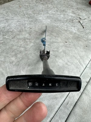 Conjunto de trinquete de freno de estacionamiento Plymouth Barracuda 1966. Foto 1 de 4