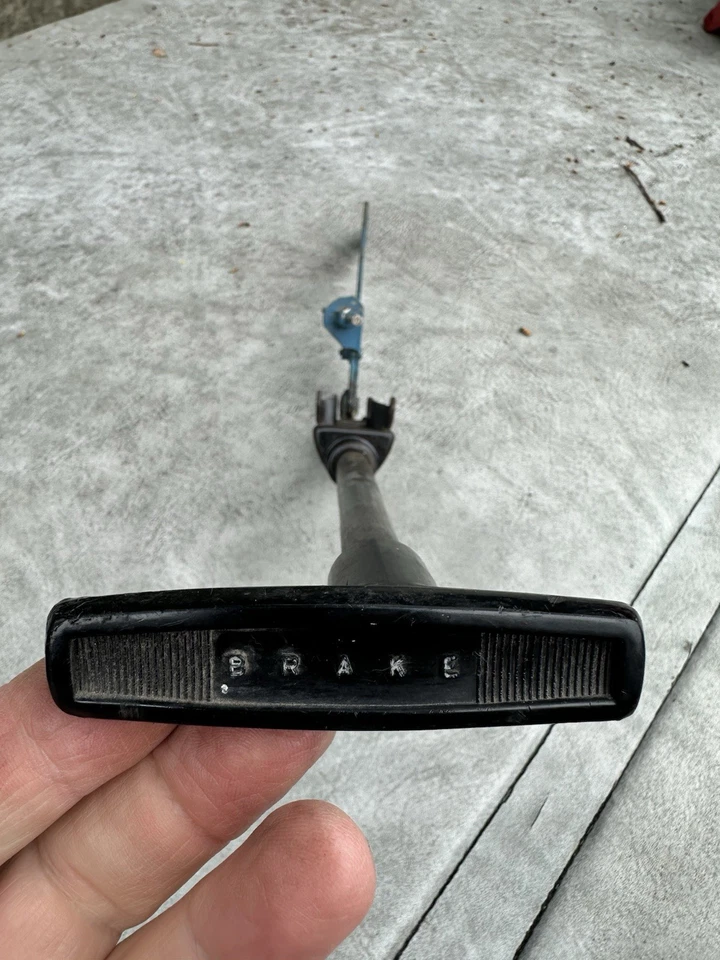 Conjunto de trinquete de freno de estacionamiento Plymouth Barracuda 1966. Foto 1 de 4