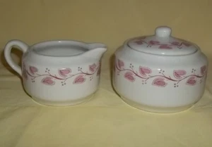 Jarra de crema y tazón de azúcar Búfalo China con tapa - hiedra y hoja rojas Windsor - bonita - Imagen 1 de 8