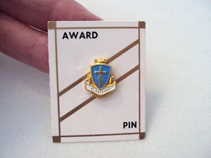 NOS SPILLA PREMIO "CORO" TONO ORO E BLU SU CARTONCINO - Foto 1 di 3