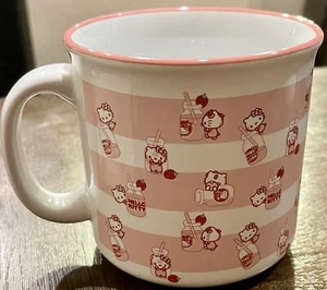 Taza de cerámica Sanrio Hello Kitty leche de fresa 20 oz rayas rosas y blancas NUEVA - Imagen 1 de 7