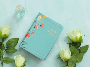Biblia Portátil 12 puntos RV1960, imit piel flores turquesa con canto floral - Foto 1 di 7