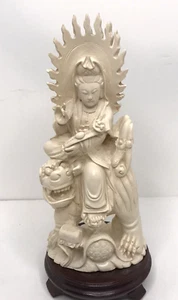 Statua GUANYIN KWAN-YIN seduta su un FOO DOG e in possesso di uno scettro Ruji - Foto 1 di 8