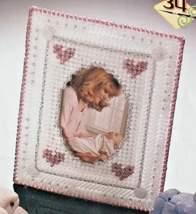 Sweetheart Frame - Gift Holdiay - PLASTIC CANVAS PATTERN - Removed from Magazine - Picture 1 of 2