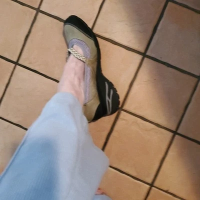 Chinelo cunha Ahnu Olivia Sage e camurça preta Vibram tamanho. 10 sapatos - Imagem 1 de 4